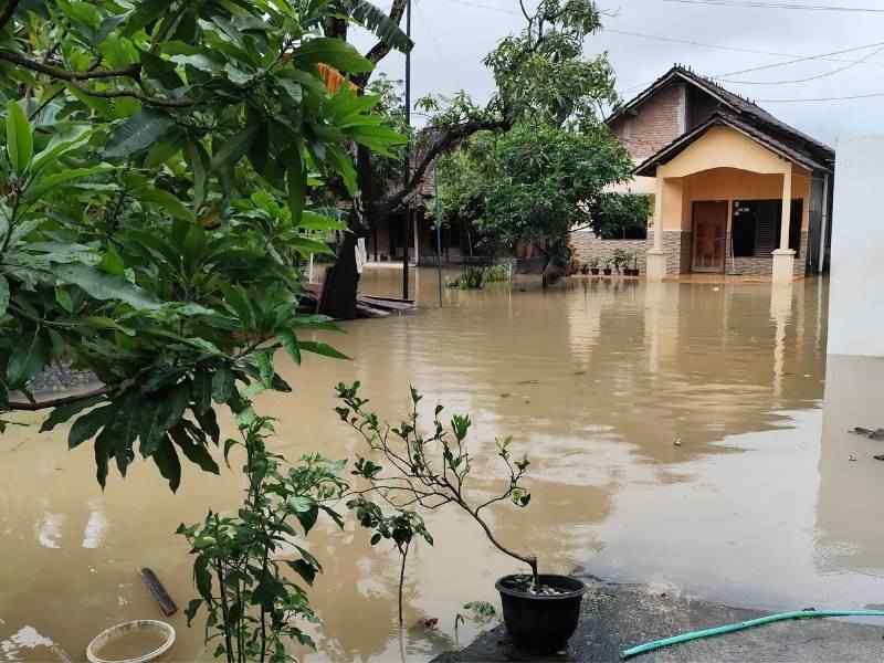 Floodwater surrounding a home showing why elevation certificate records matter in flash flood areas
